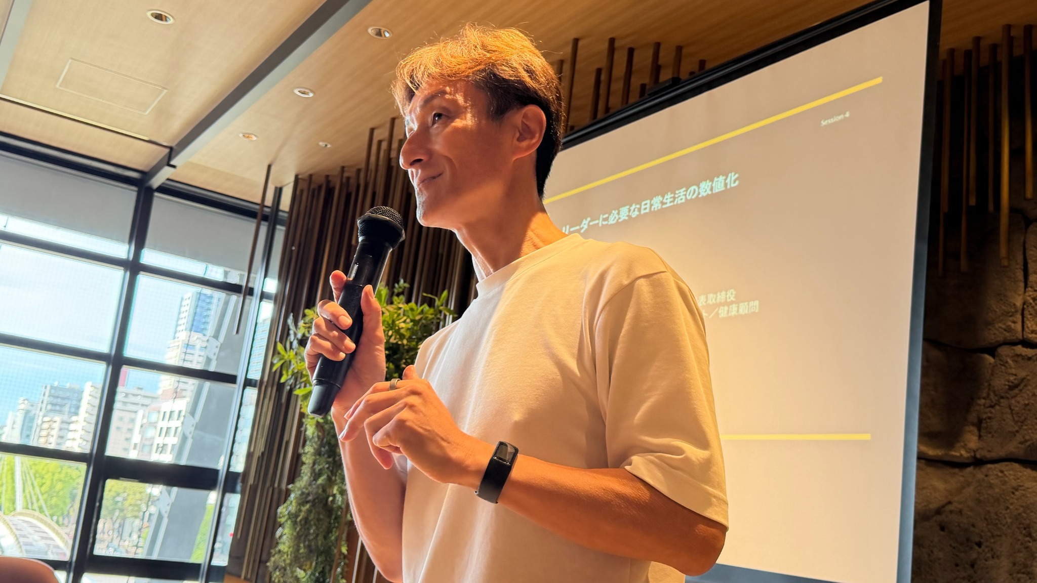 参加者に語りかける齊藤邦秀